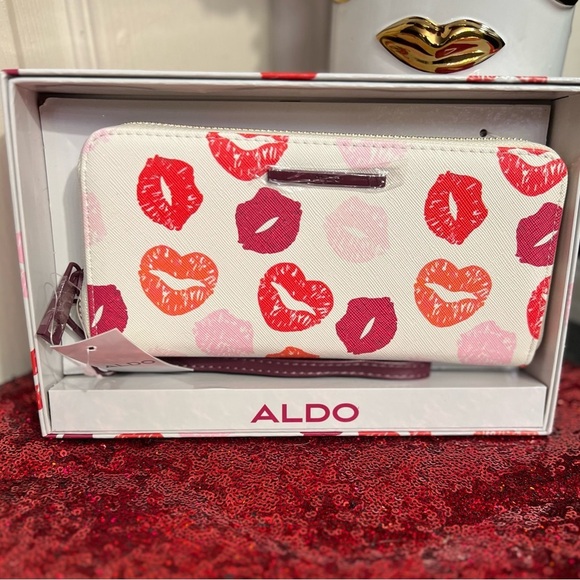 ALDO 💋NWT💋Women's Cream with Kiss Print Wallet/Wristlet - Picture 9 of 9